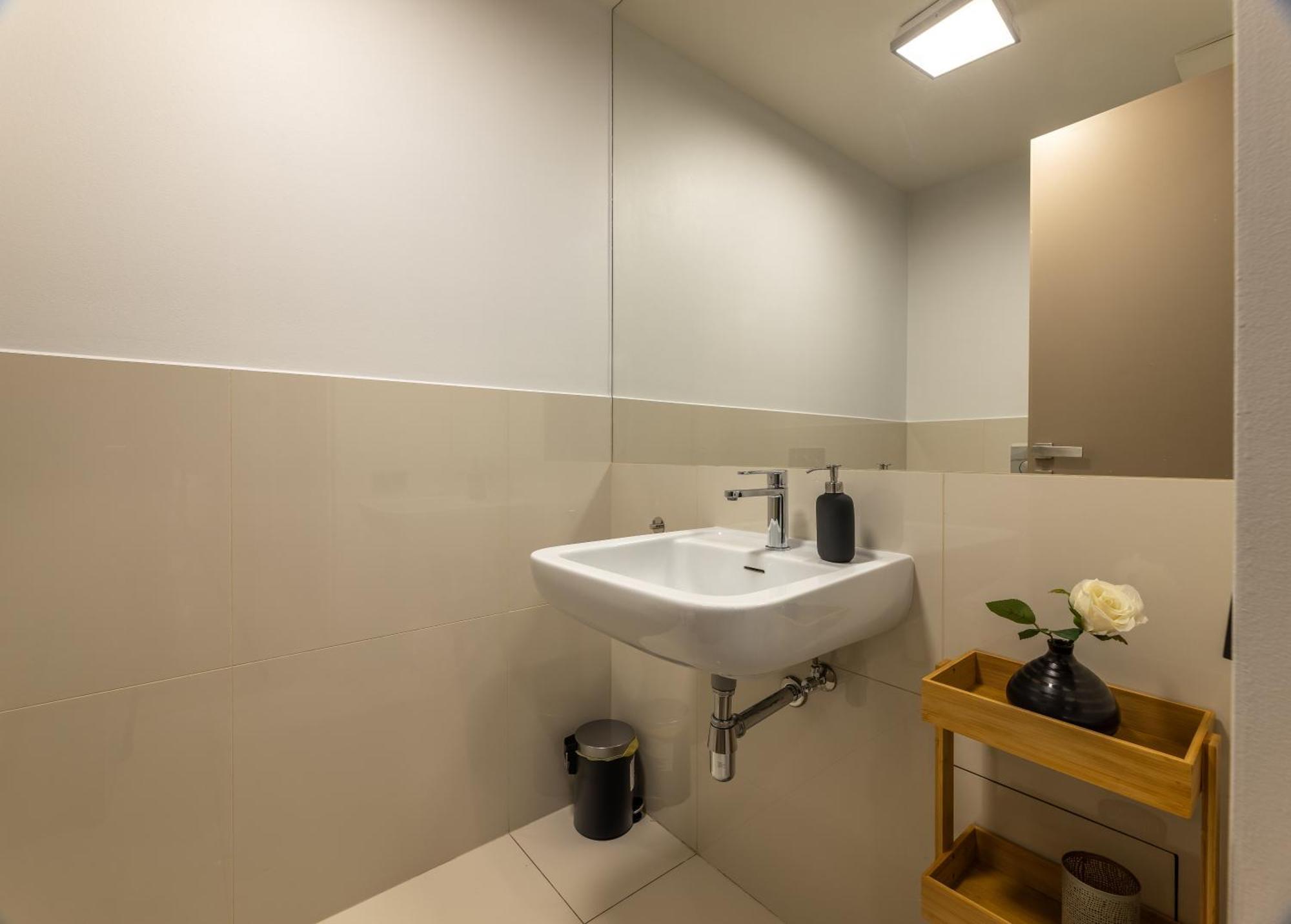 Chic & New Town By Subway Apartment Prag